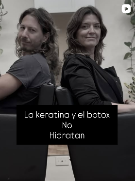 Mimi y Rodri de espaldas en el salón